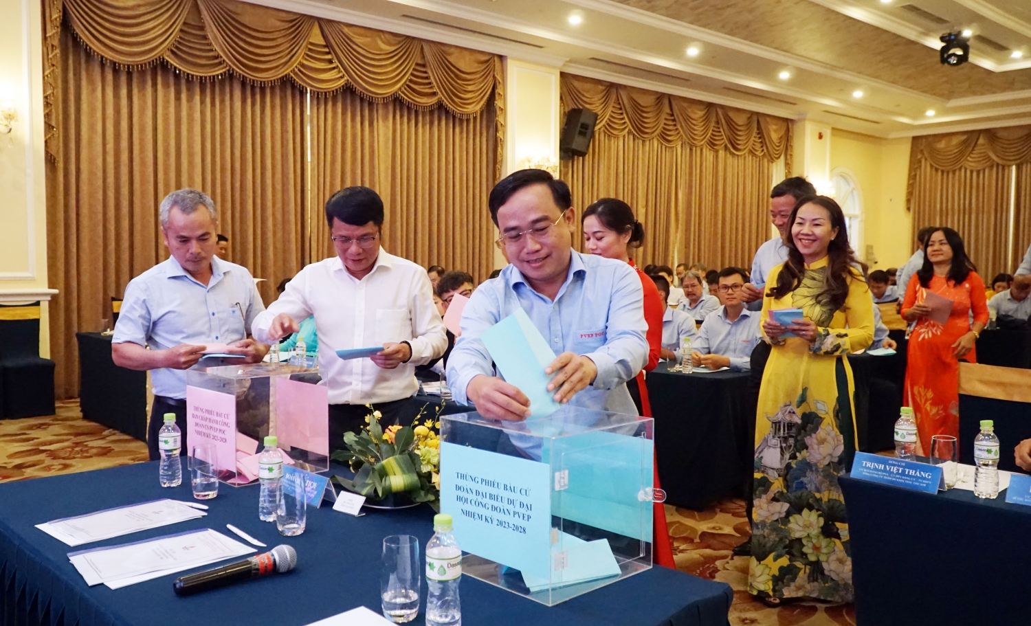 Các đại biểu bầu Ban Chấp hành Công đoàn cơ sở PVEP POC khóa III