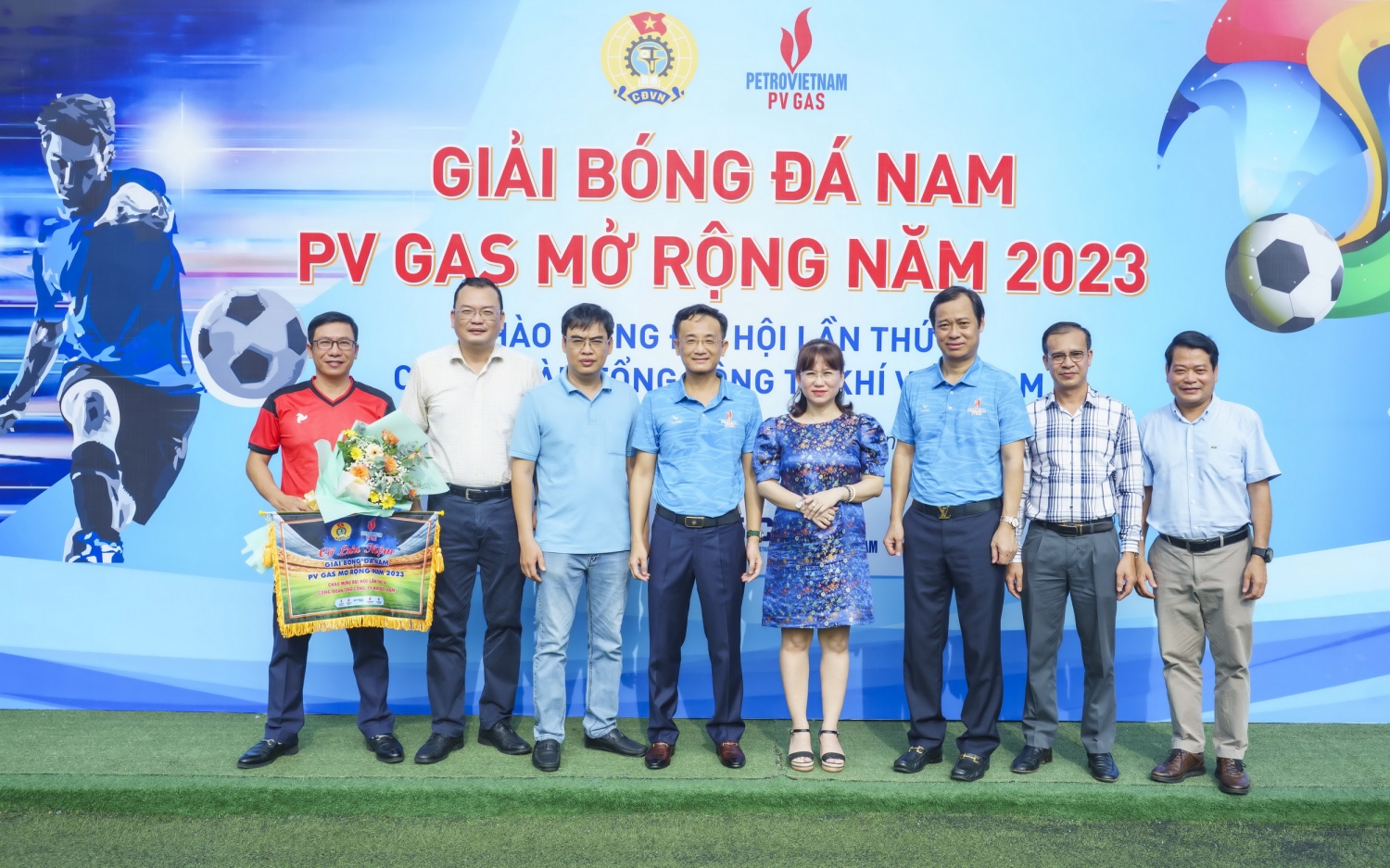 Các vị đại diện lãnh đạo, lãnh đạo Công đoàn 6 đơn vị tham gia Giải sát cánh cùng đội tuyển, động viên tinh thần thể thao NLĐ Dầu khí Các vị đại diện lãnh đạo, lãnh đạo Công đoàn 6 đơn vị tham gia Giải sát cánh cùng đội tuyển, động viên tinh thần thể thao NLĐ Dầu khí