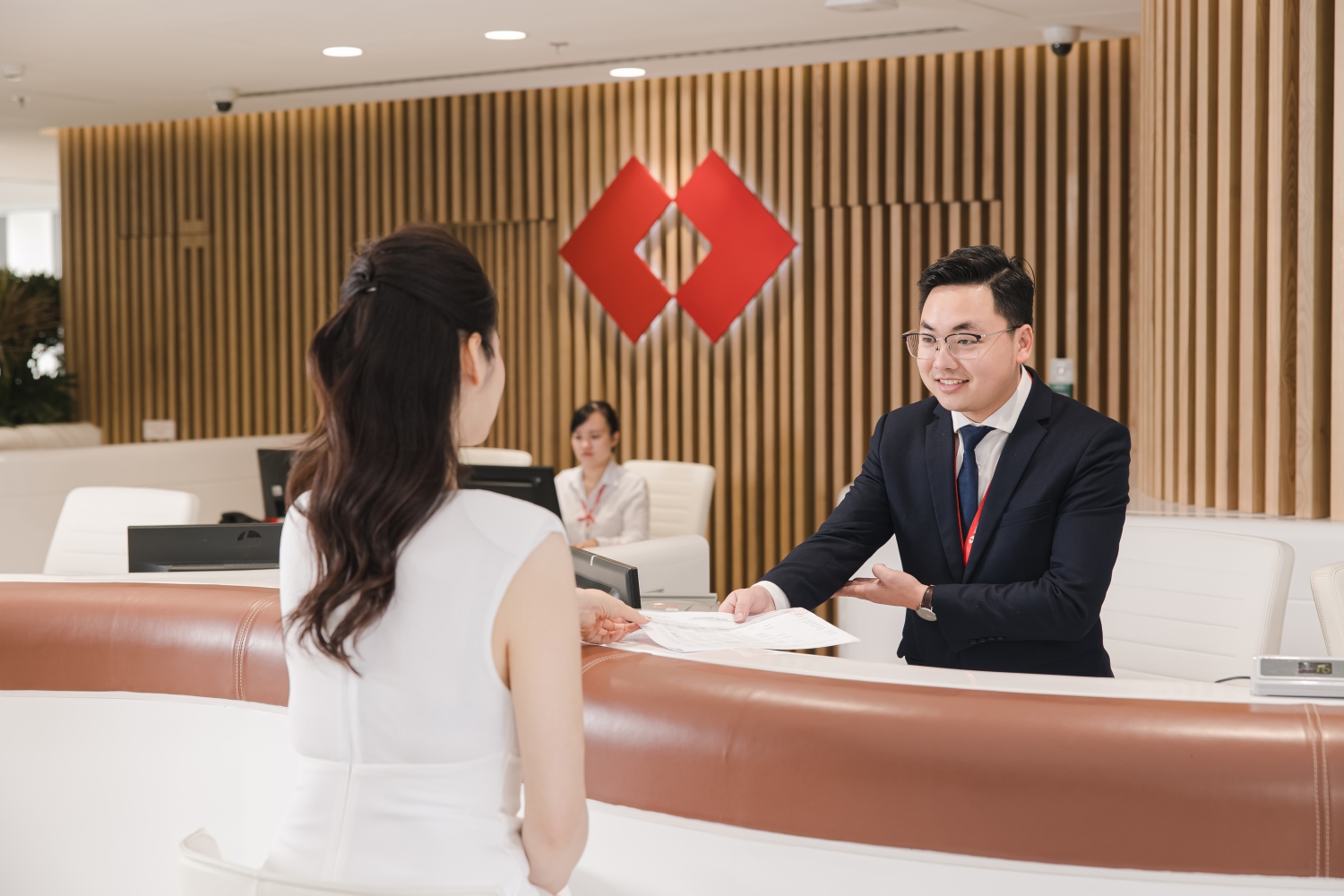 Hút thêm hàng trăm nghìn khách hàng nhờ chuyển đổi số, Techcombank báo lãi 5.600 tỷ đồng quý 1/2023