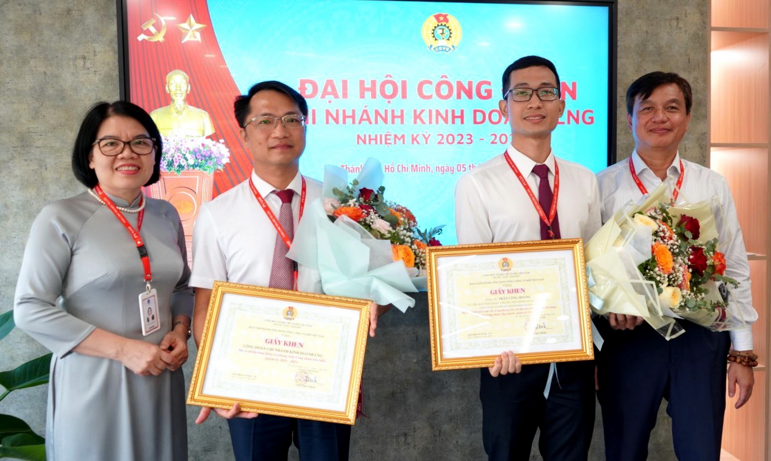 Lãnh đạo Công đoàn PV GAS trao khen thưởng, ghi nhận những đóng góp của Công đoàn và các cán bộ công đoàn PV GAS LNG