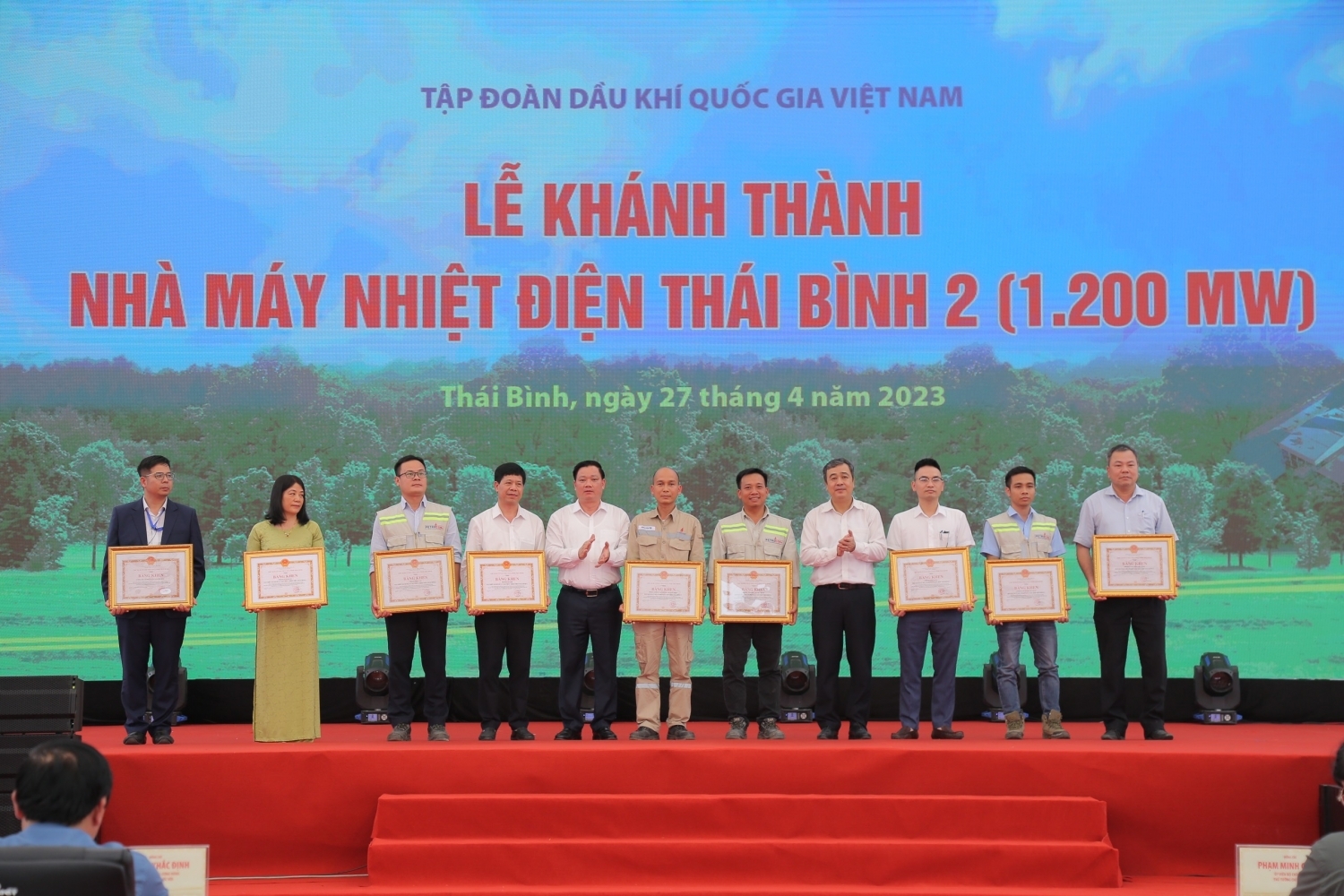 Các tập thể vinh dự nhận bằng khen tại Lễ khánh thành Nhà máy nhiệt điện Thái Bình 2