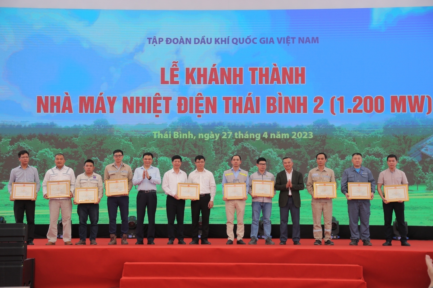 Các tập thể vinh dự nhận bằng khen tại Lễ khánh thành Nhà máy nhiệt điện Thái Bình 2
