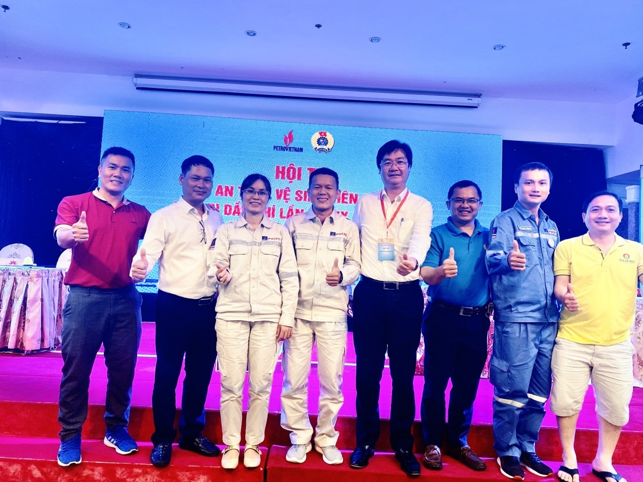 Anh Nguyễn Văn Sơn cùng đồng nghiệp trong hội nghị về công tác chuyên môn, an toàn Anh Nguyễn Văn Sơn cùng đồng nghiệp trong hội nghị về công tác chuyên môn, an toàn