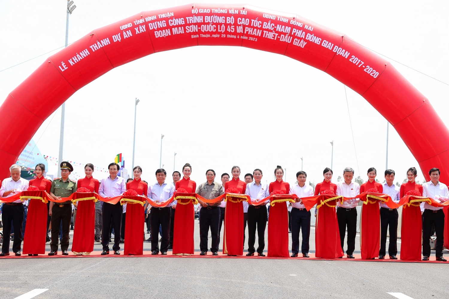 Thủ tướng dự lễ khánh thành 2 dự án trên tuyến cao tốc Bắc - Nam phía Đông Thủ tướng dự lễ khánh thành 2 dự án trên tuyến cao tốc Bắc - Nam phía Đông