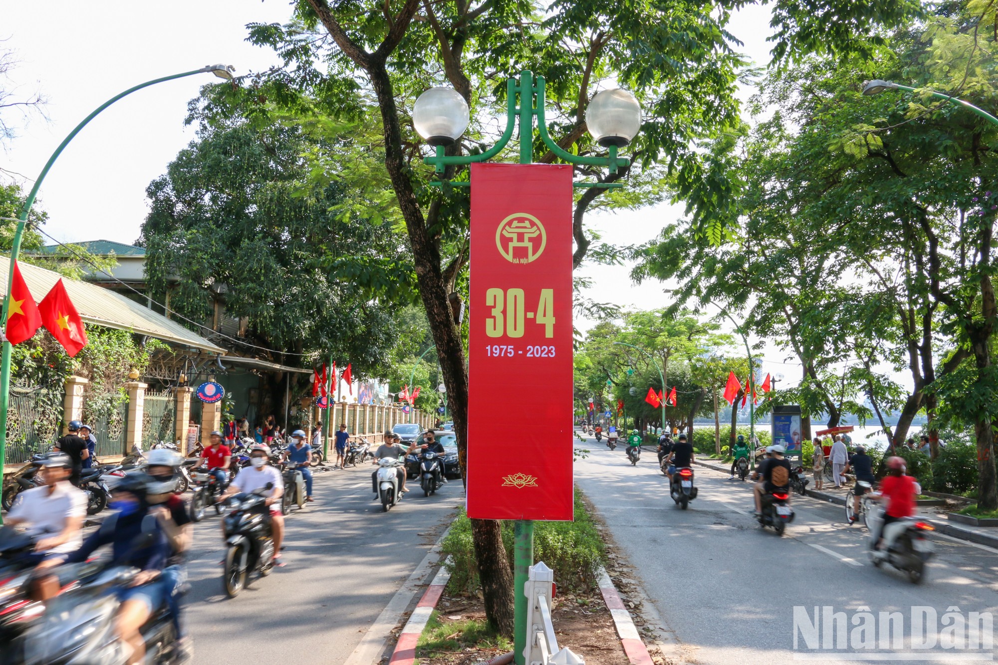 Hà Nội rực rỡ cờ hoa dịp lễ 30/4