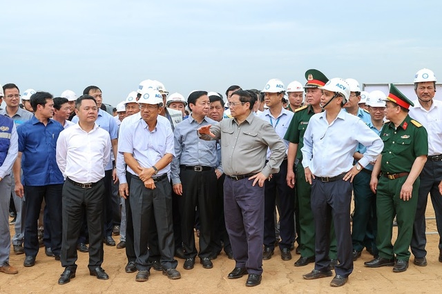 hủ tướng thị sát công trường xây dựng và trao đổi chủ đầu tư, đơn vị thi công về dự án thành phần các công trình thiết yếu trong cảng hàng không thuộc dự án đầu tư xây dựng Cảng hàng không quốc tế Long Thành giai đoạn 1 - Ảnh: VGP/Nhật Bắc