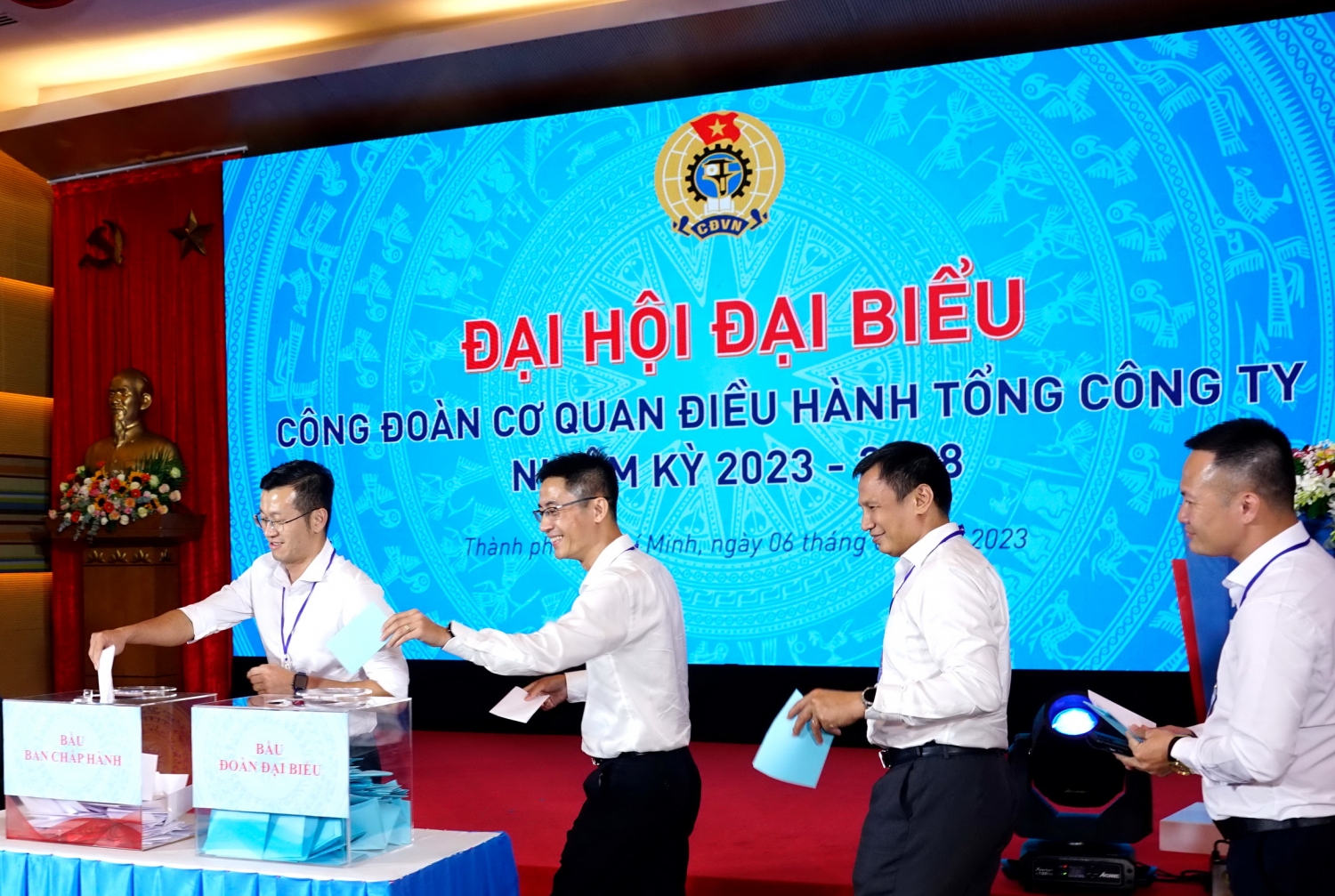 Người lao động PV GAS thực hiện quyền bầu chọn người đại diện cho quyền lợi của mình tại doanh nghiệp Người lao động PV GAS thực hiện quyền bầu chọn người đại diện cho quyền lợi của mình tại doanh nghiệp