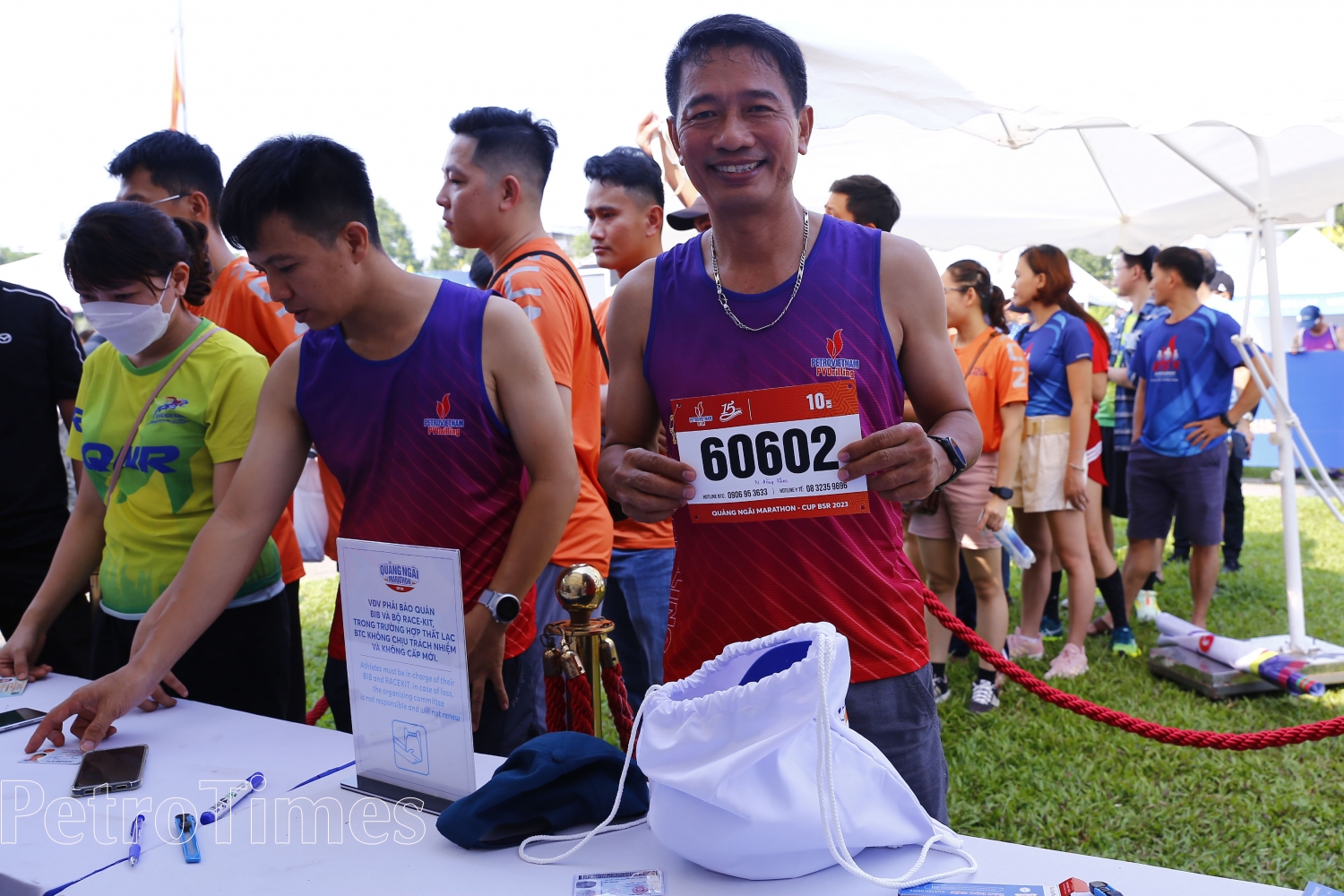 Đông đảo VĐV đến sớm để nhận số Bib của Giải chạy Quảng Ngãi Marathon - Cúp BSR năm 2023