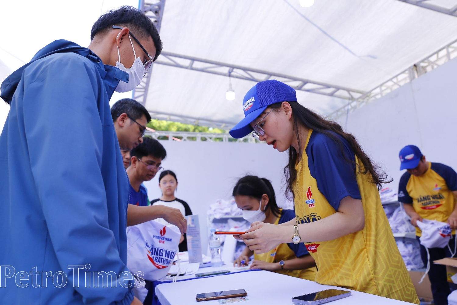 Đông đảo VĐV đến sớm để nhận số Bib của Giải chạy Quảng Ngãi Marathon - Cúp BSR năm 2023