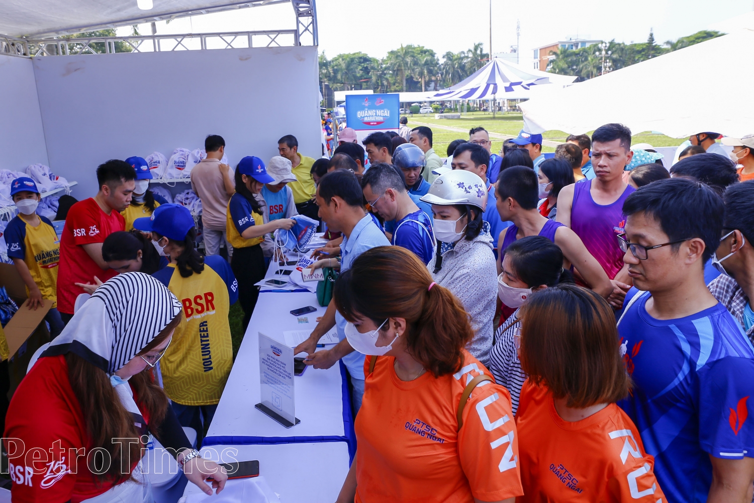 Các VĐV hào hứng với giải chạy marathon lớn nhất tỉnh Quảng Ngãi