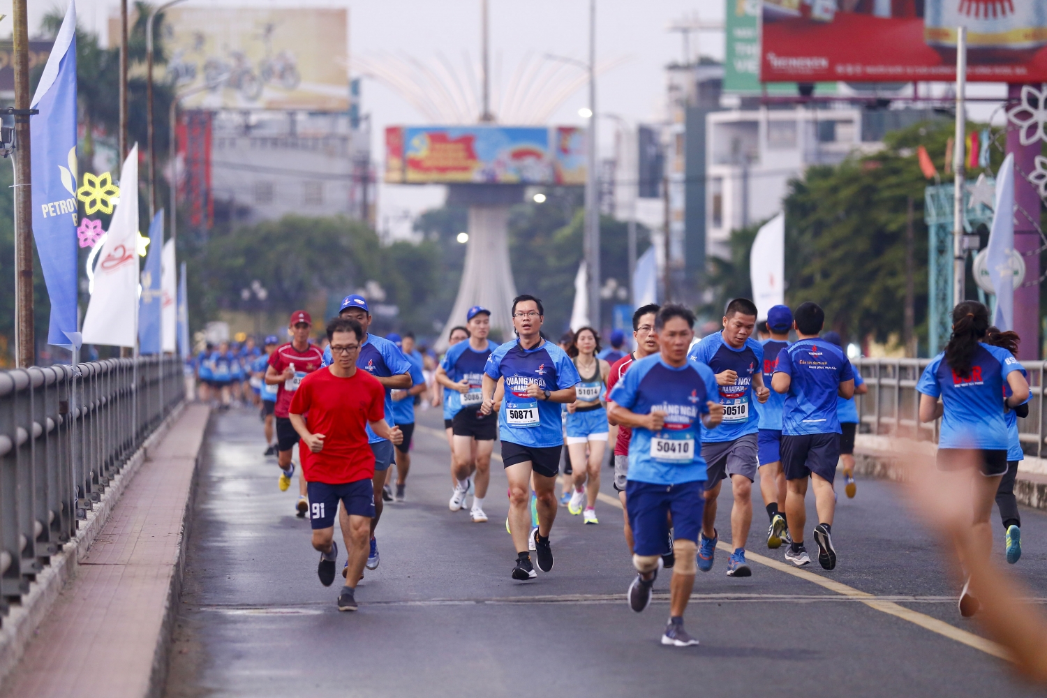 Hơn 2.000 VĐV hoàn thành đường chạy tại Marathon Quảng Ngãi  - CUP BSR