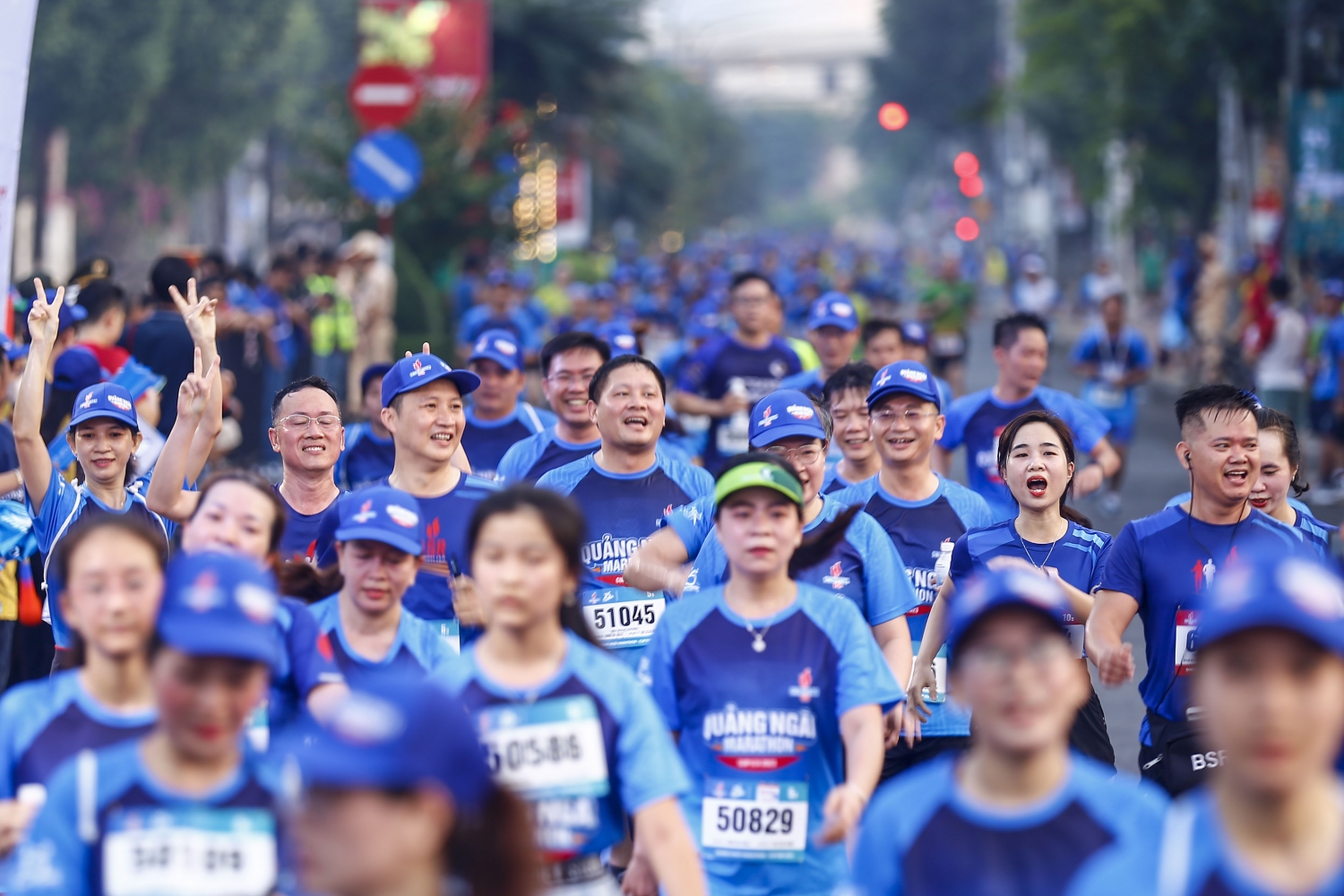 Hơn 2.000 VĐV hoàn thành đường chạy tại Marathon Quảng Ngãi  - CUP BSR