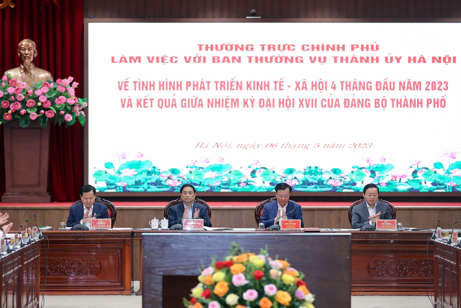 Thủ tướng Phạm Minh Chính và lãnh đạo Chính phủ, thành phố Hà Nội chủ trì cuộc làm việc. 