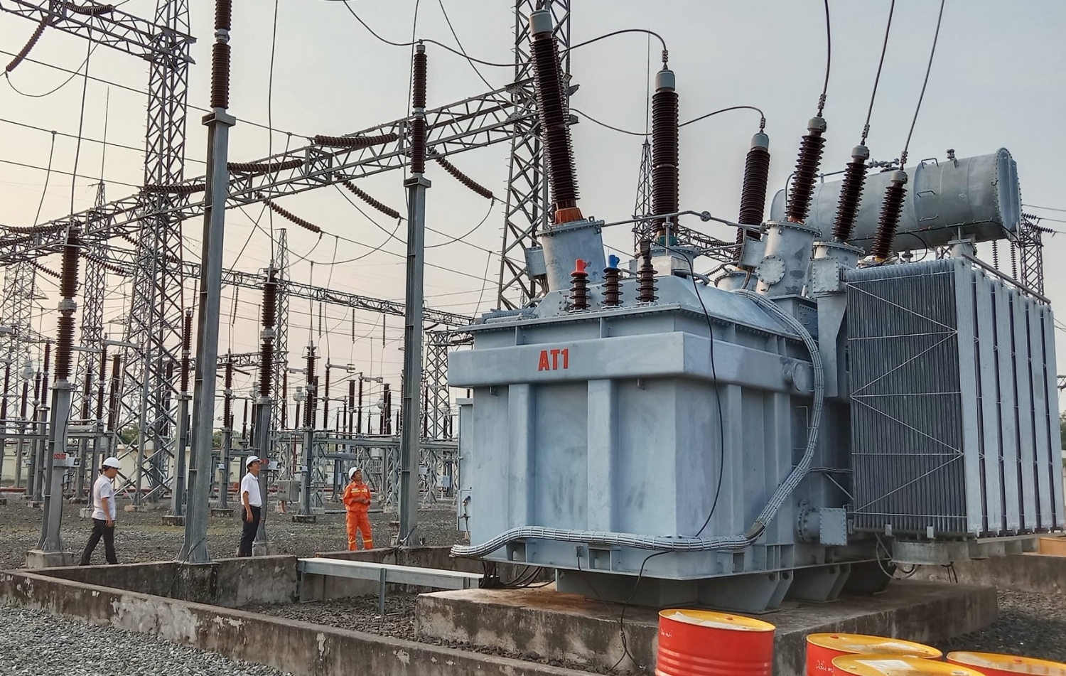 Hoàn thành thay thế máy biến áp AT1 trạm biến áp 220kV Tuy Hòa Hoàn thành thay thế máy biến áp AT1 trạm biến áp 220kV Tuy Hòa