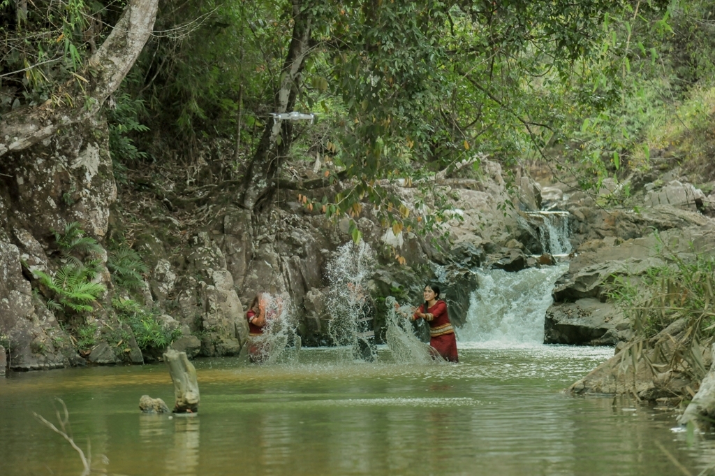 Vi Rơ Ngheo - Ngôi làng bên rừng
