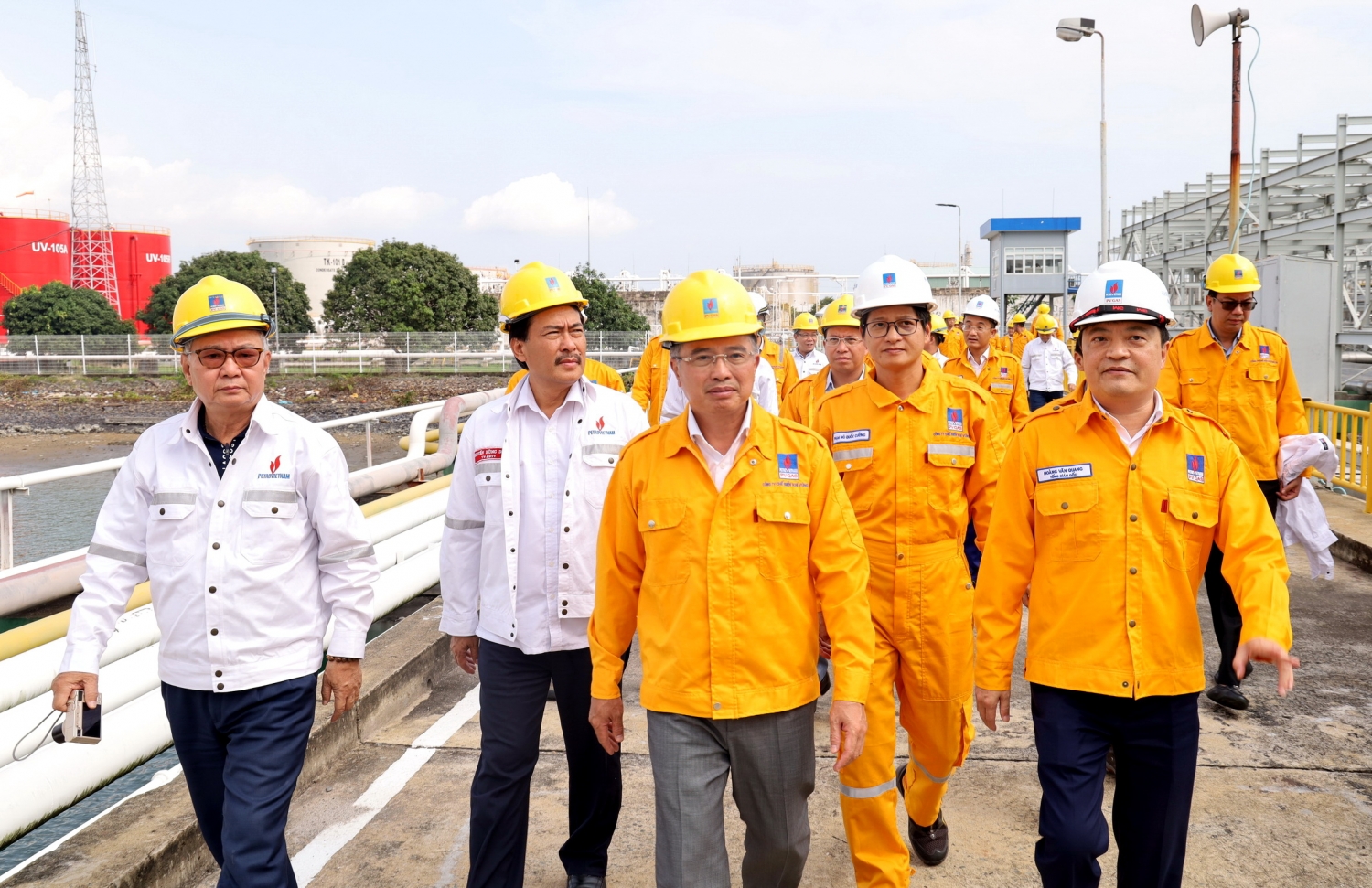 hủ tịch HĐTV Petrovietnam Hoàng Quốc Vượng và các lãnh đạo ngành Dầu khí đã đến thăm và kiểm tra chuỗi hoạt động Dự án Kho cảng LNG vào cuối năm 2022