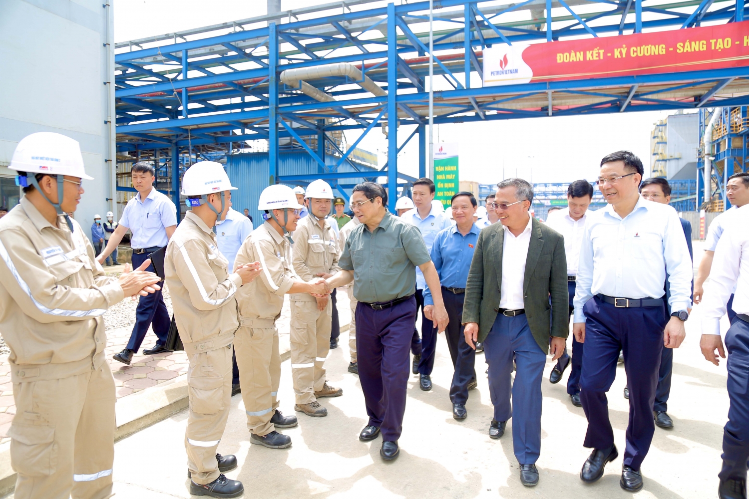 Thủ tướng Phạm Minh Chính thăm hỏi, động viên người lao động Dầu khí tại NMNĐ Thái Bình 2 Thủ tướng Phạm Minh Chính thăm hỏi, động viên người lao động Dầu khí tại NMNĐ Thái Bình 2