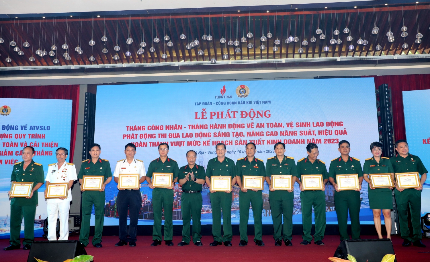 Hội Cựu chiến binh Tập đoàn khen thưởng các hội viên có đóng góp tích cực trong công tác sáng kiến và học tập theo tư tưởng đạo đức Hồ Chí Minh Hội Cựu chiến binh Tập đoàn khen thưởng các hội viên có đóng góp tích cực trong công tác sáng kiến và học tập theo tư tưởng đạo đức Hồ Chí Minh