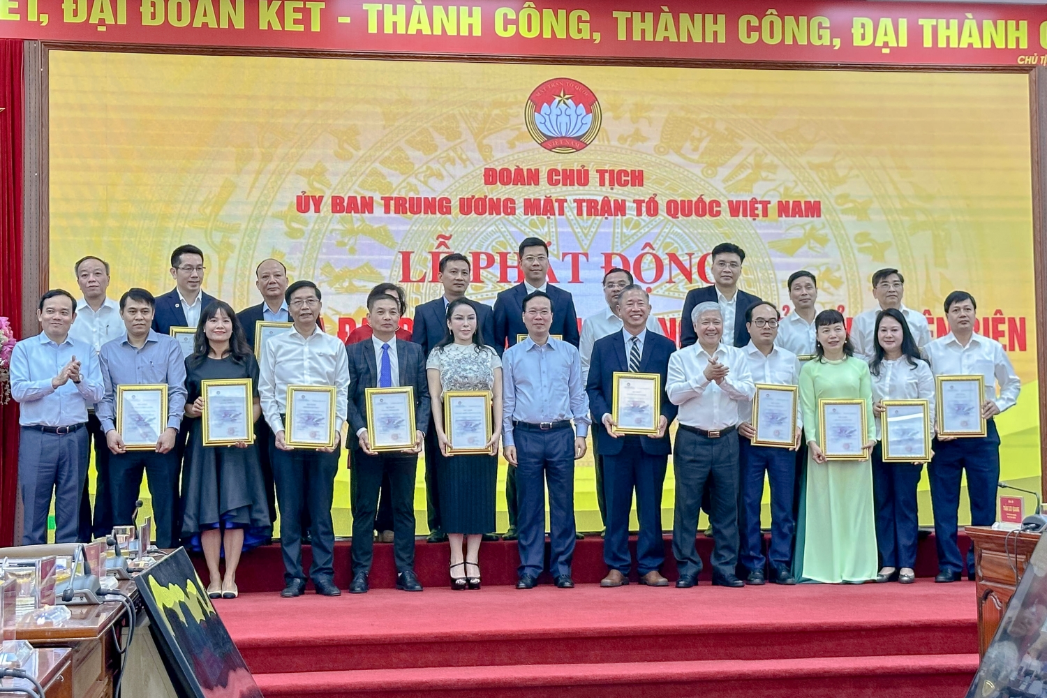 Petrovietnam trao ủng hộ 2 tỷ đồng xây dựng nhà Đại đoàn kết cho hộ nghèo của tỉnh Điện Biên
