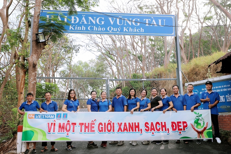 Người lao động PVChem tham gia leo núi, làm sạch môi trường “Vì một thế giới xanh, sạch, đẹp”