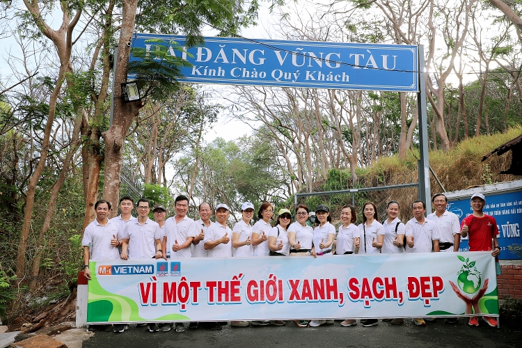 Người lao động PVChem tham gia leo núi, làm sạch môi trường “Vì một thế giới xanh, sạch, đẹp”