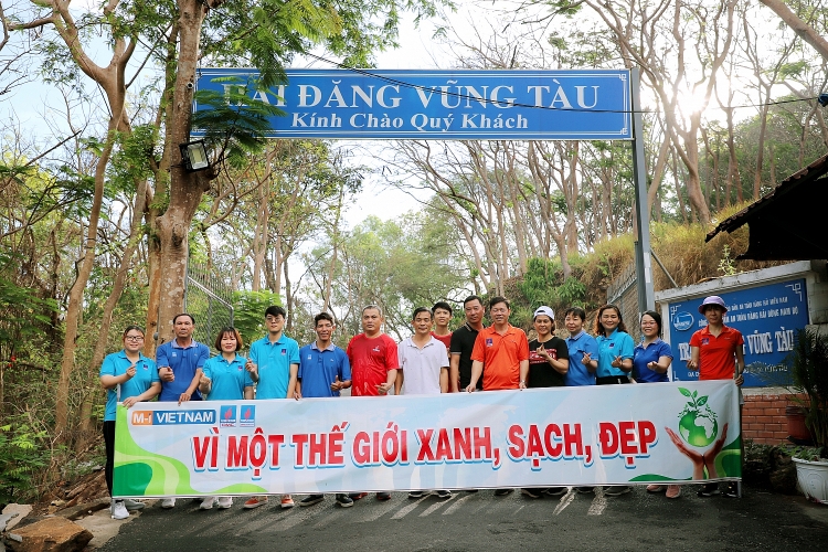 Người lao động PVChem tham gia leo núi, làm sạch môi trường “Vì một thế giới xanh, sạch, đẹp”