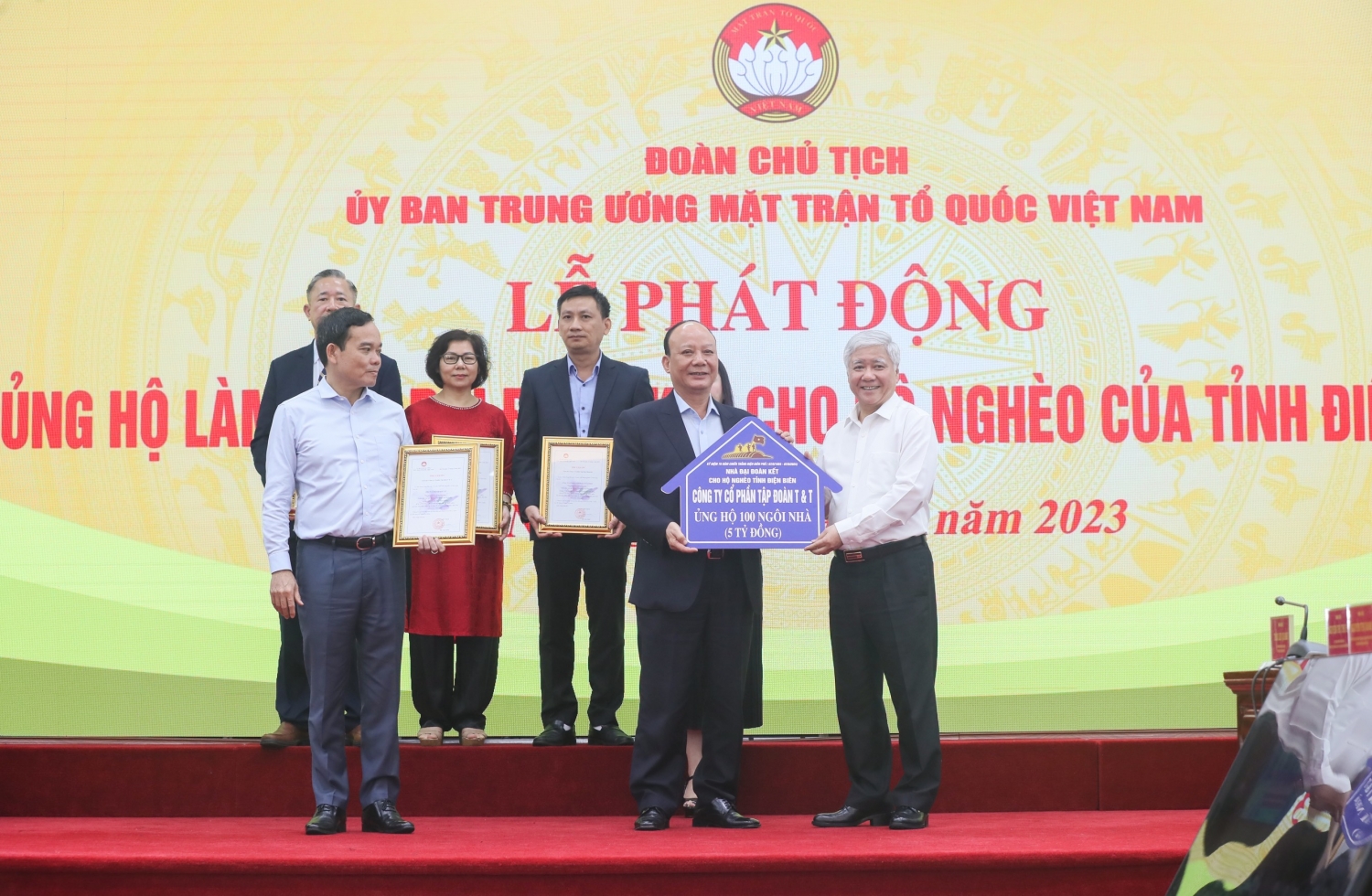 T&T Group ủng hộ 5 tỷ đồng hỗ trợ làm nhà cho người nghèo tỉnh Điện Biên T&T Group ủng hộ 5 tỷ đồng hỗ trợ làm nhà cho người nghèo tỉnh Điện Biên