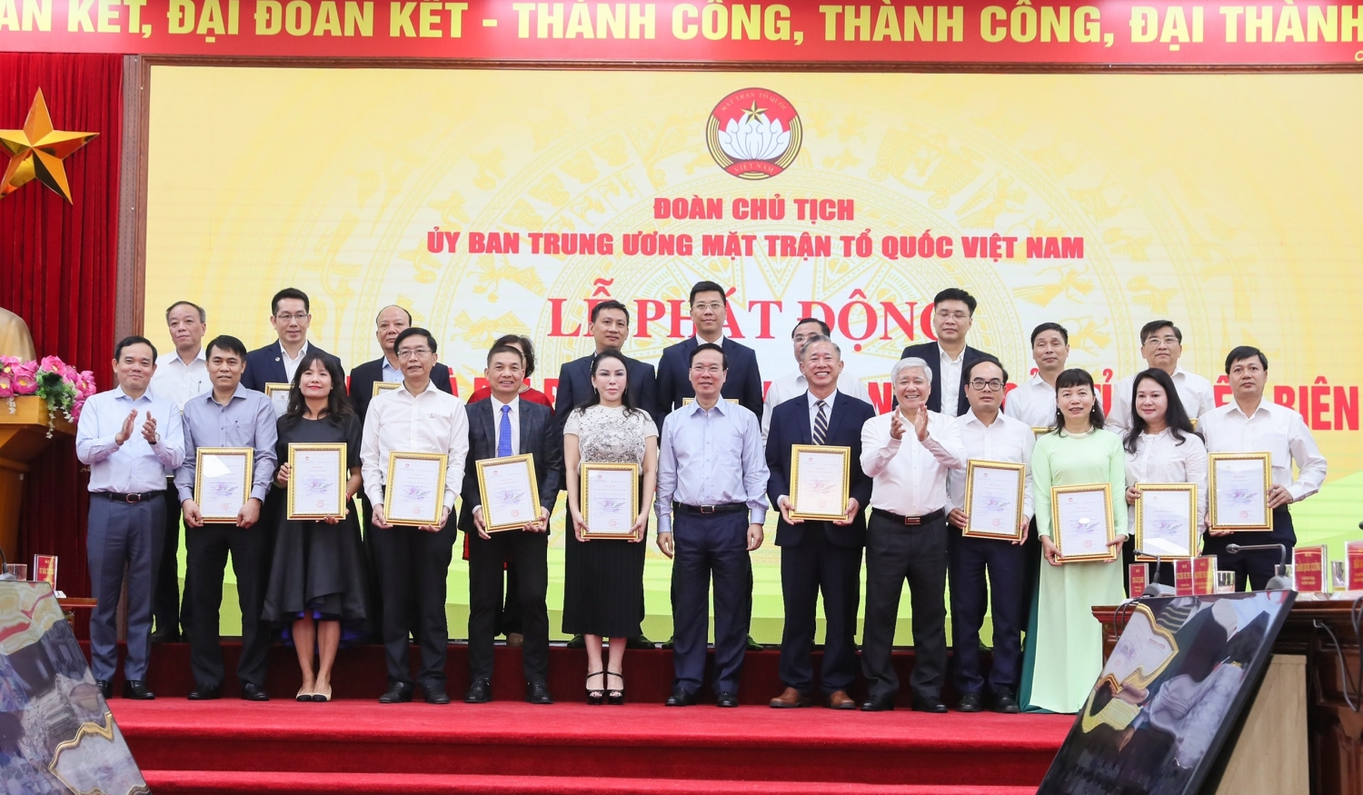 T&T Group ủng hộ 5 tỷ đồng hỗ trợ làm nhà cho người nghèo tỉnh Điện Biên T&T Group ủng hộ 5 tỷ đồng hỗ trợ làm nhà cho người nghèo tỉnh Điện Biên