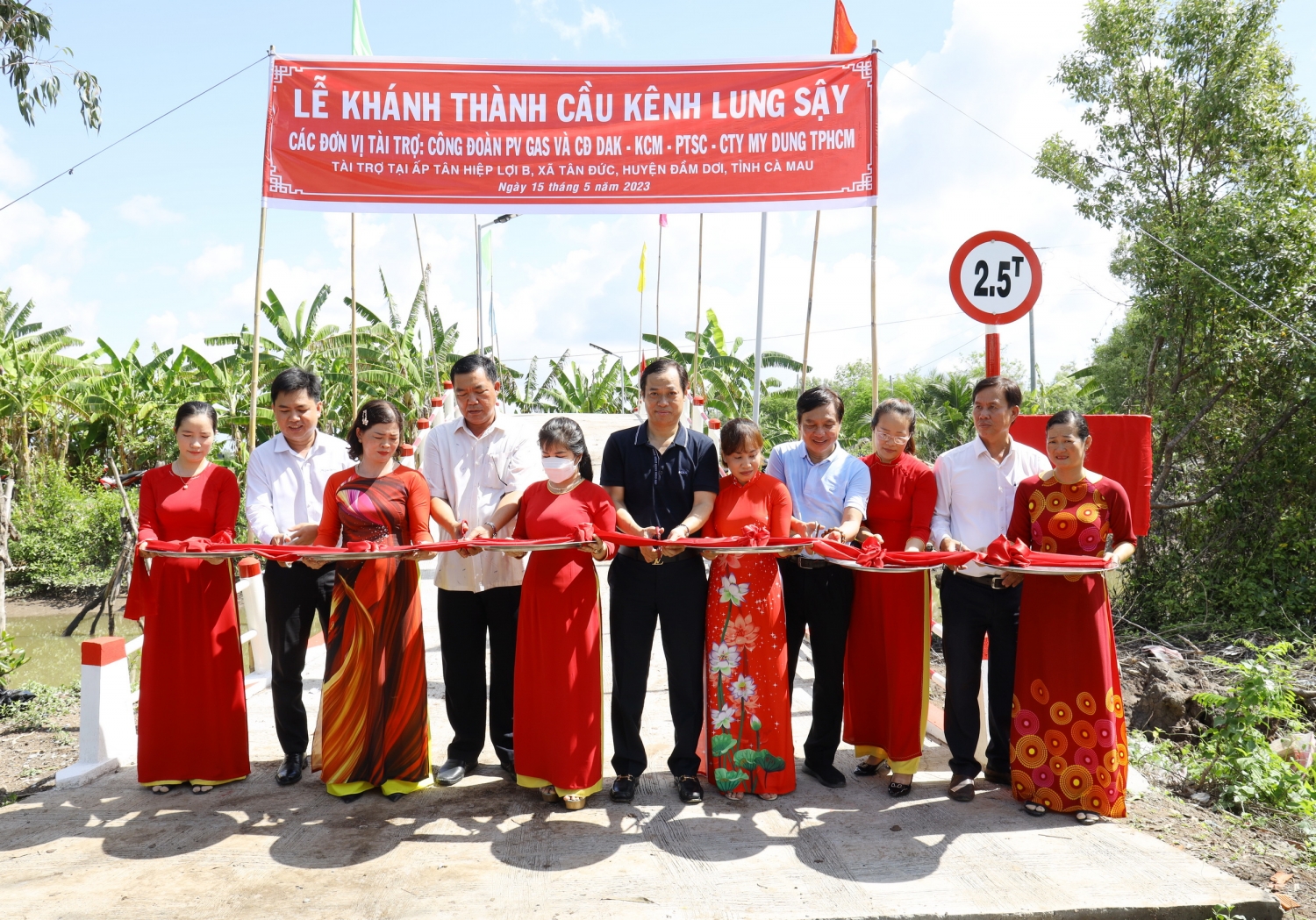 Đại diện lãnh đạo địa phương và Công đoàn PV GAS cắt băng khánh thành và đưa vào sử dụng cầu Lung Sậy - Ấp Tân Hiệp Lợi B, Tân Đức, Đầm Dơi, Cà Mau