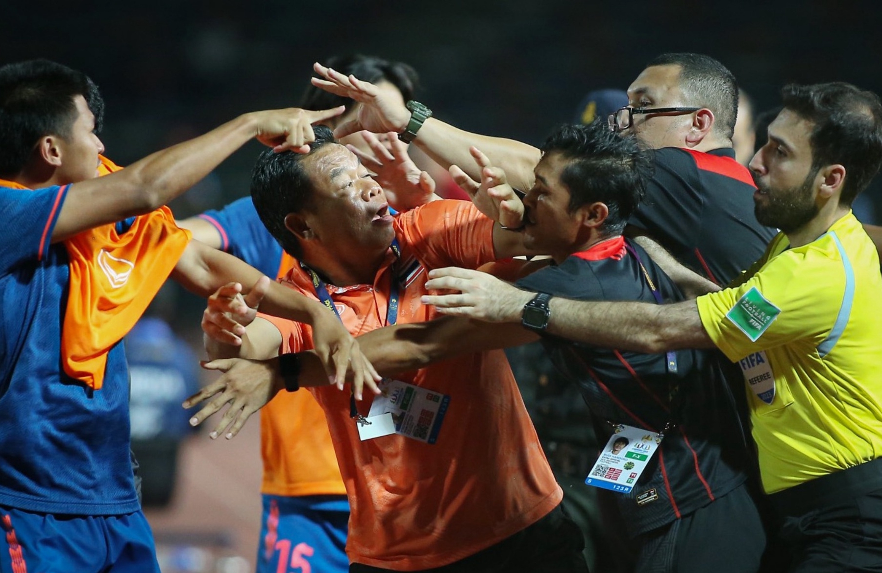 Toàn cảnh cuộc ẩu đả đáng xấu hổ trong trận chung kết bóng đá nam SEA Games