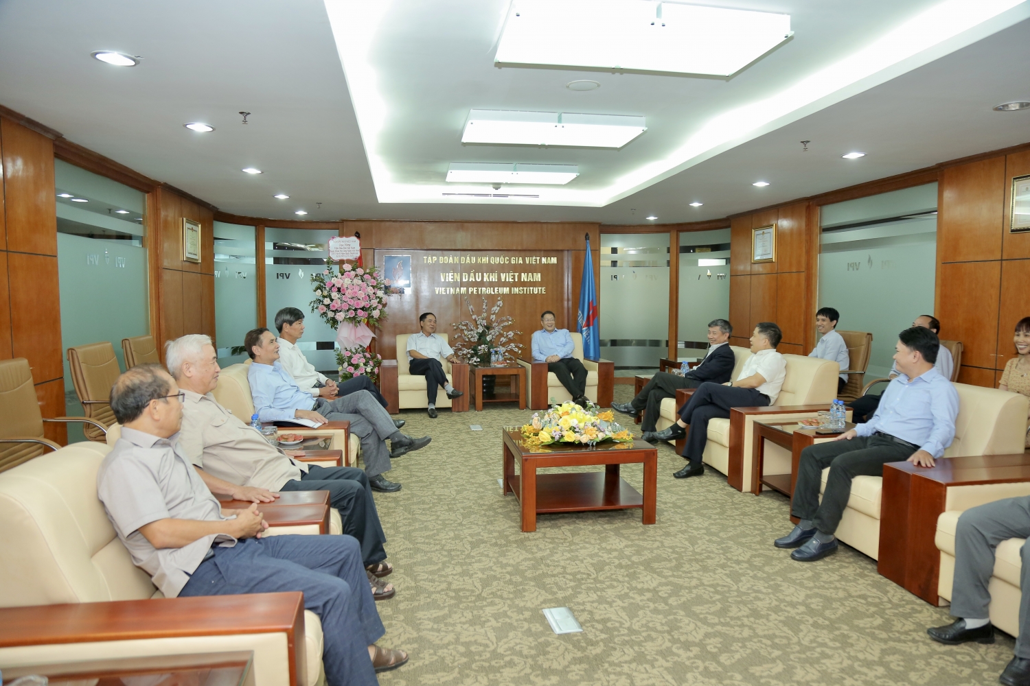Chủ tịch Hội Dầu khí Việt Nam chúc mừng tập thể nhà khoa học, cán bộ Viện Dầu khí Việt Nam