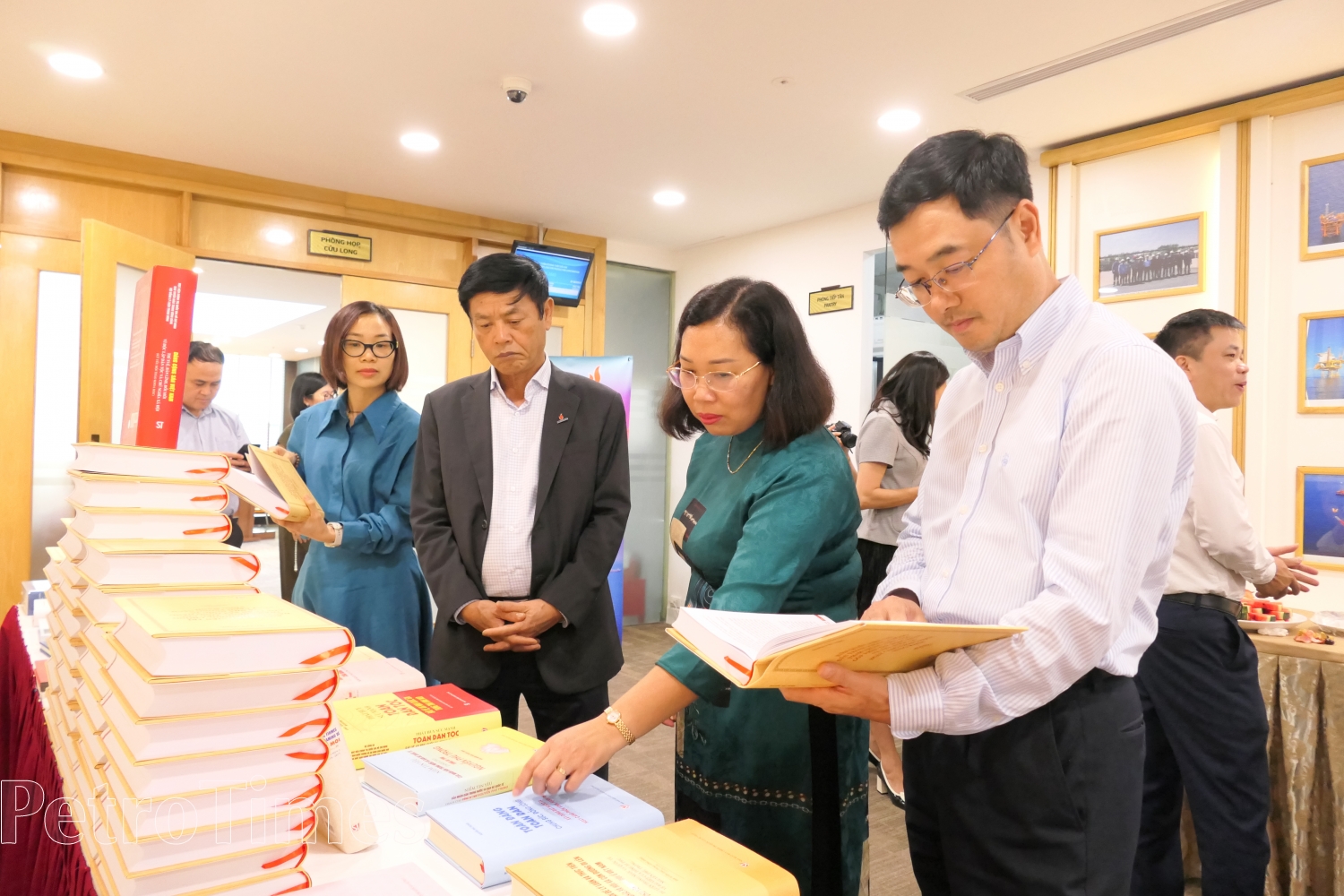 Kiên quyết, kiên trì đấu tranh phòng, chống tham nhũng, tiêu cực