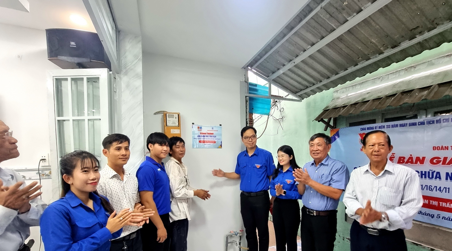 Lễ bàn giao Nhà tình bạn cho đoàn viên có hoàn cảnh khó khăn tại khu phố 4, Thị trấn Nhà Bè Lễ bàn giao Nhà tình bạn cho đoàn viên có hoàn cảnh khó khăn tại khu phố 4, Thị trấn Nhà Bè