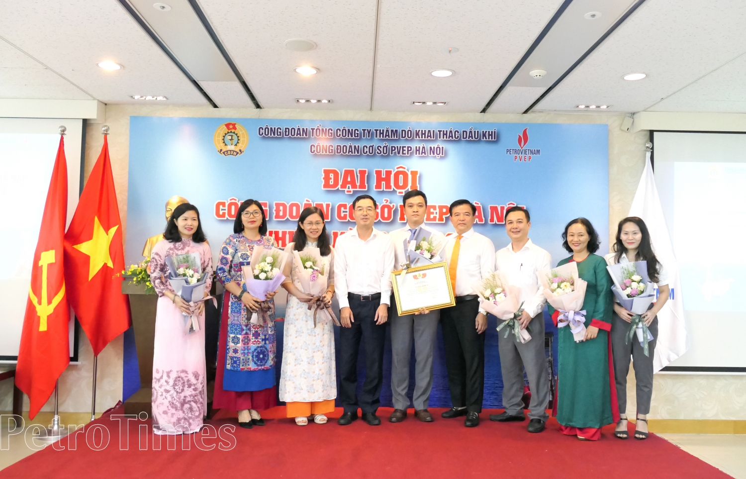 PVEP tuyên dương tập thể có thành tích suất sắc trong phong trào sáng kiến sáng chế PVEP tuyên dương tập thể có thành tích suất sắc trong phong trào sáng kiến sáng chế