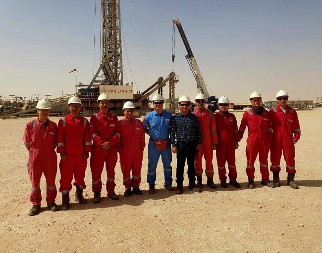 Chủ tịch HĐQT PV Drilling Mai Thế Toàn (áo sọc, giữa) thăm và làm việc với CBCNV giàn PV DRILLING 11 tại Sahara. Chủ tịch HĐQT PV Drilling Mai Thế Toàn (áo sọc, giữa) thăm và làm việc với CBCNV giàn PV DRILLING 11 tại Sahara.