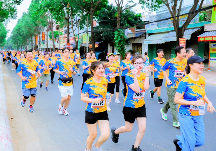Phần đông CBCNV-NLĐ tham gia cự ly 2km vừa với sức khỏe của mình Phần đông CBCNV-NLĐ tham gia cự ly 2km vừa với sức khỏe của mình