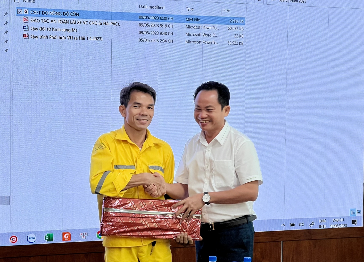Lãnh đạo CNG Việt Nam động viên tinh thần trách nhiệm, ý thức chấp hành an toàn của các nhân viên lái xe vận chuyển khí Lãnh đạo CNG Việt Nam động viên tinh thần trách nhiệm, ý thức chấp hành an toàn của các nhân viên lái xe vận chuyển khí
