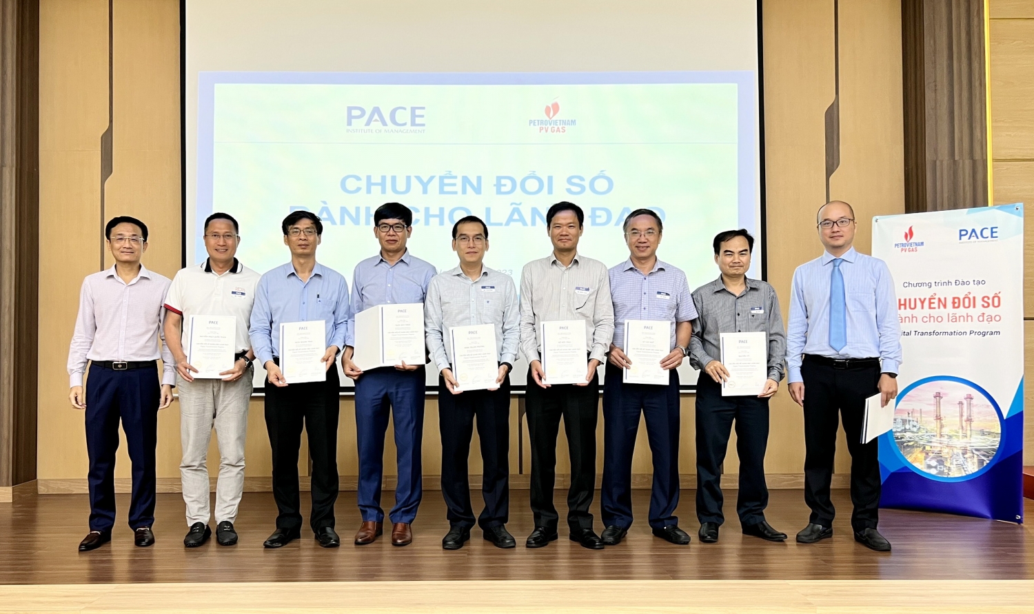 Trao chứng nhận hoàn thành khóa đào tạo