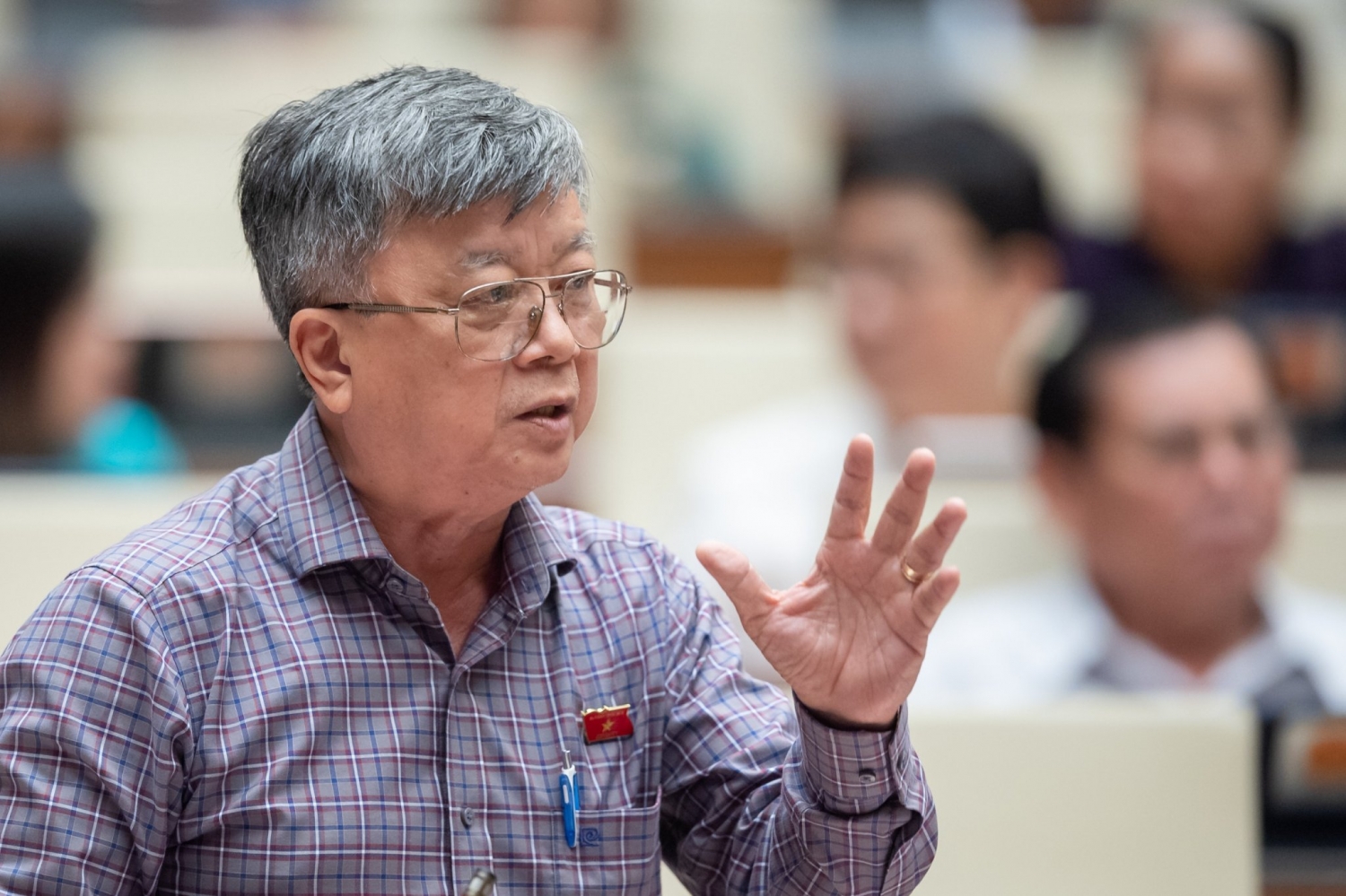Tranh luận doanh nghiệp có trên 50% vốn Nhà nước không phải đấu thầu