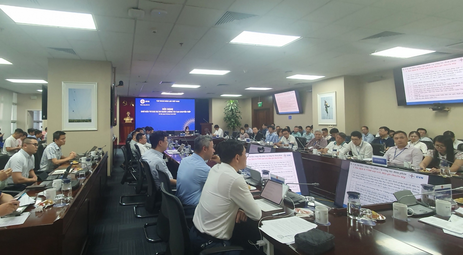EVN đã và đang tạo điều kiện tối đa cho các chủ đầu tư dự án năng lượng tái tạo chuyển tiếp EVN đã và đang tạo điều kiện tối đa cho các chủ đầu tư dự án năng lượng tái tạo chuyển tiếp