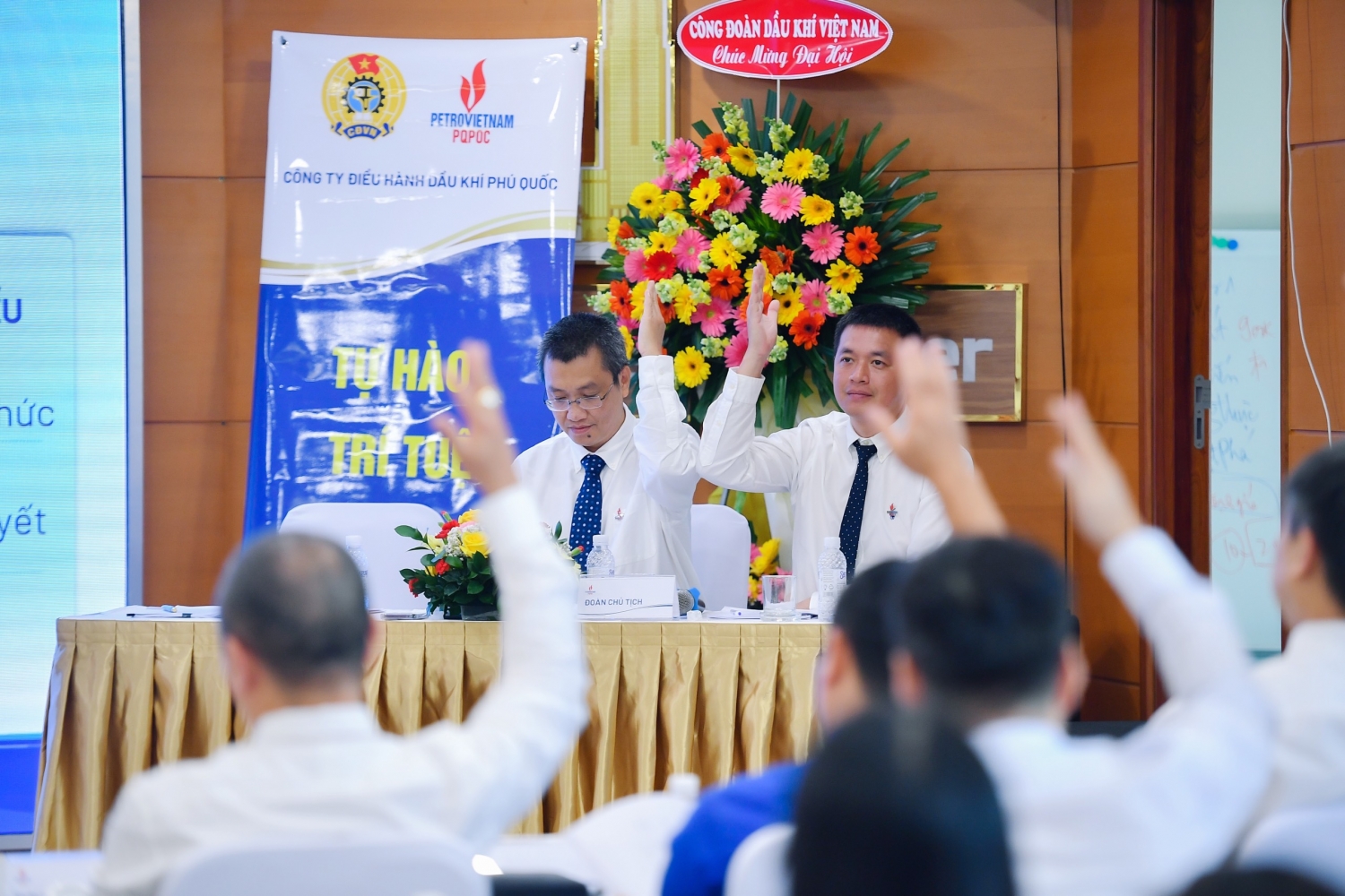 Đại hội đã nhất trí 100% thông qua nghị quyết của Đại hội.