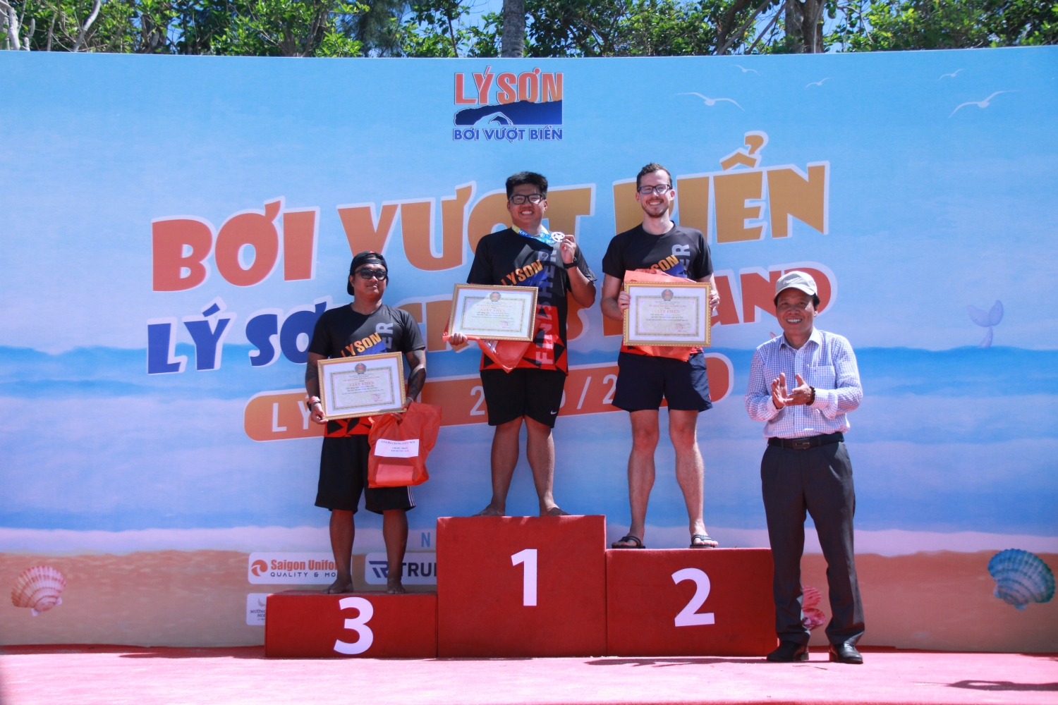 Nhiều VĐV ngành Dầu khí tham gia giải bơi vượt biển tại đảo Lý Sơn