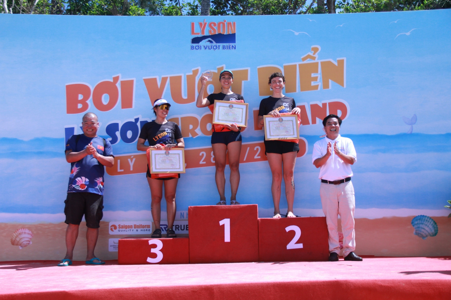 Nhiều VĐV ngành Dầu khí tham gia giải bơi vượt biển tại đảo Lý Sơn