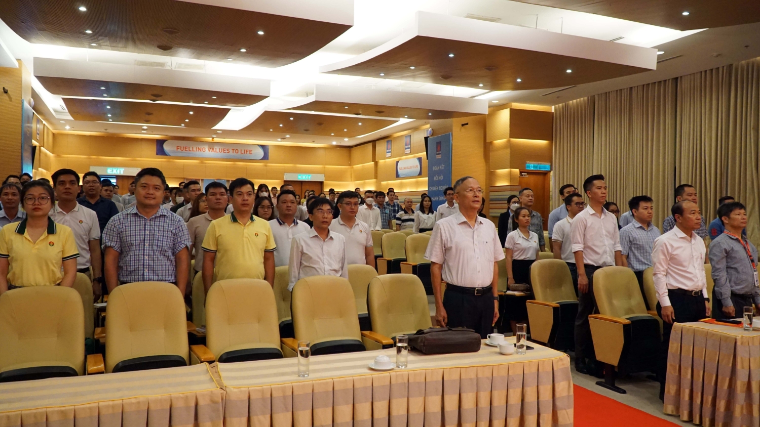 Các đại biểu, học viên chào cờ tại Lễ Khai giảng lớp học