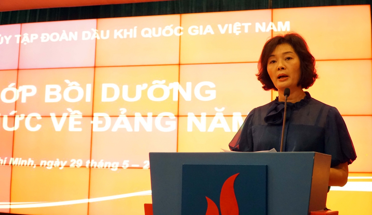 đồng chí Đinh Thị Hồng Thúy - Phó Chánh Văn phòng Đảng ủy Tập đoàn đã công bố quyết định mở lớp