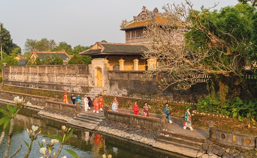 “Check - in” Hoàng cung với cổ phục