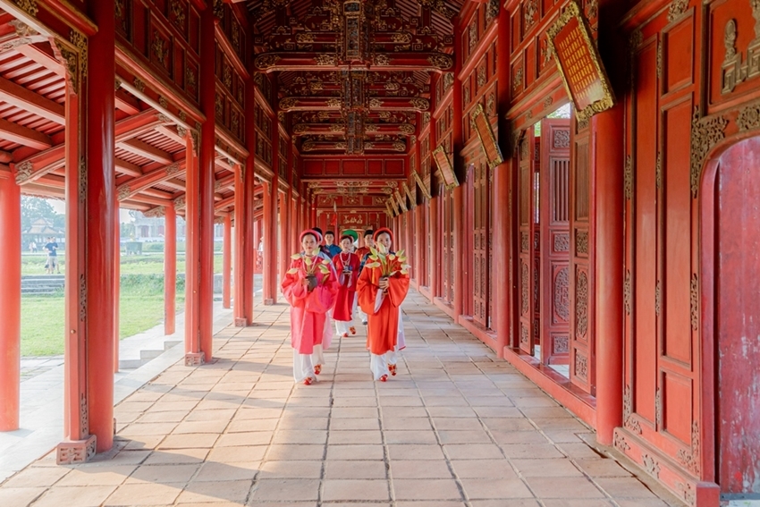 “Check - in” Hoàng cung với cổ phục
