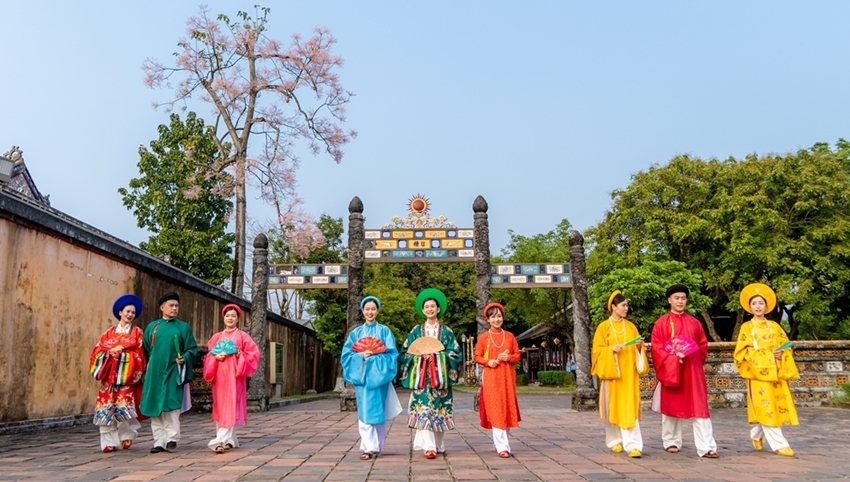 “Check - in” Hoàng cung với cổ phục