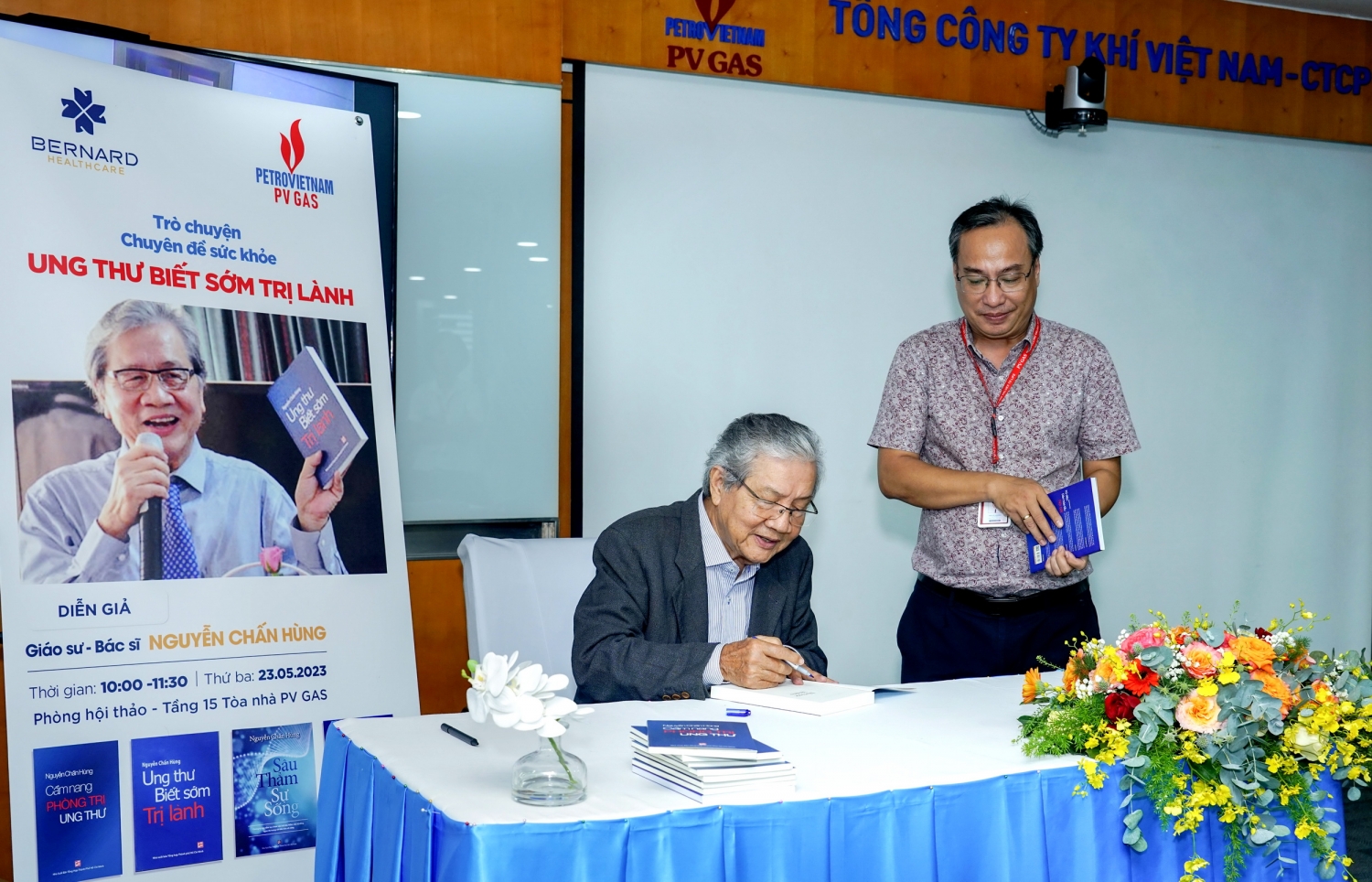 Chấn Hùng ký tặng sách hướng dẫn phòng chống bệnh nguy hiểm tại buổi tọa đàm sức khỏe “Ung thư biết sớm trị lành” Chấn Hùng ký tặng sách hướng dẫn phòng chống bệnh nguy hiểm tại buổi tọa đàm sức khỏe “Ung thư biết sớm trị lành”