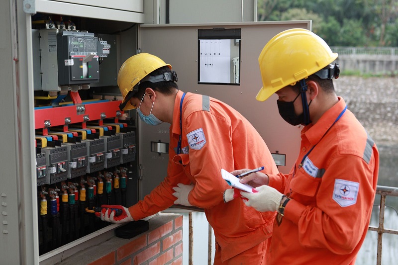 Giá điện và tiếng nói người trong cuộc Điện là mặt hàng càng tiêu thụ nhiều càng đắt.